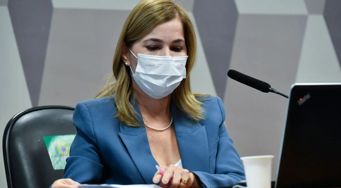 Imagem da notícia: CPI aprova pedido à Justiça de afastamento da cearense Mayra Pinheiro do Ministério da Saúde