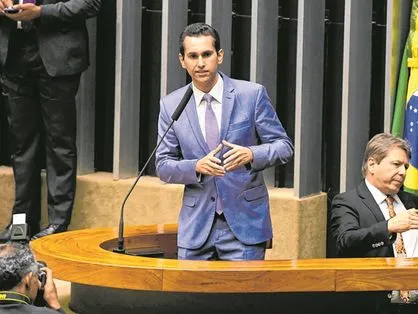 O deputado Domingos Neto, recentemente, promoveu evento em que entregou tratores a gestores municipais aliados pagos com recursos federais