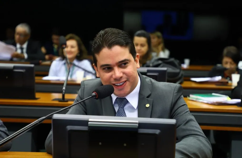 Deputado federal Júnior Mano tem uma atuação forte nos bastidores e longe dos holofotes no Congresso Nacional