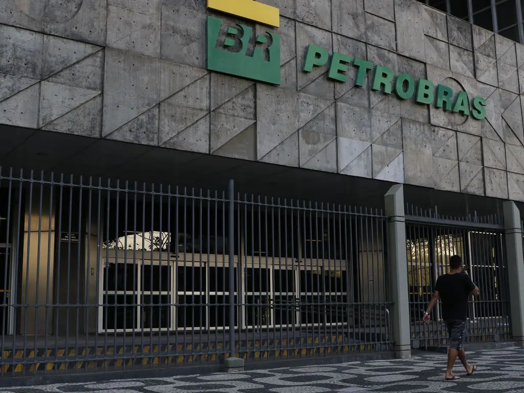 Imagem da notícia: Petrobras puxa alta na bolsa de valores e ações da estatal sobem mais de 10%