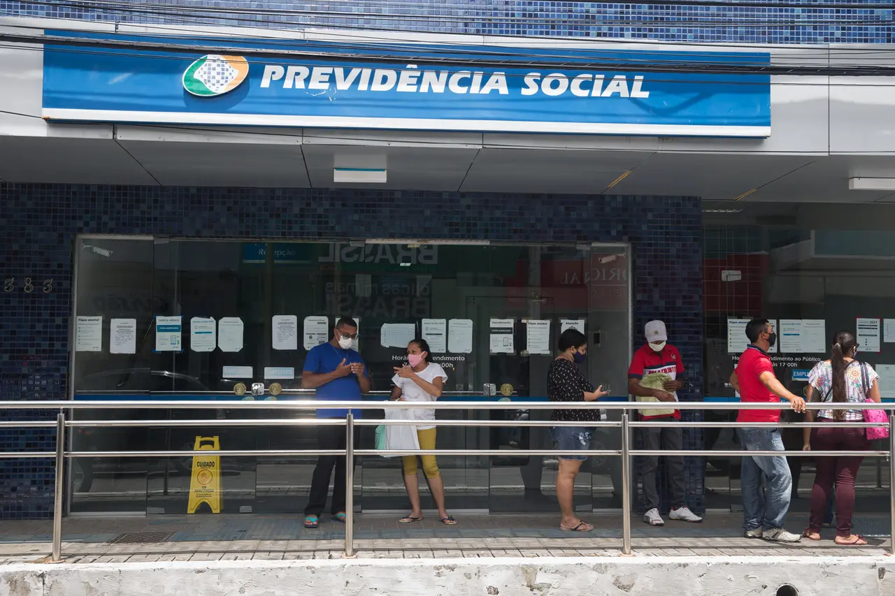 Imagem da notícia: Revisão da vida toda: STF pode retomar julgamento neste mês, e decisão é 'imprevisível'