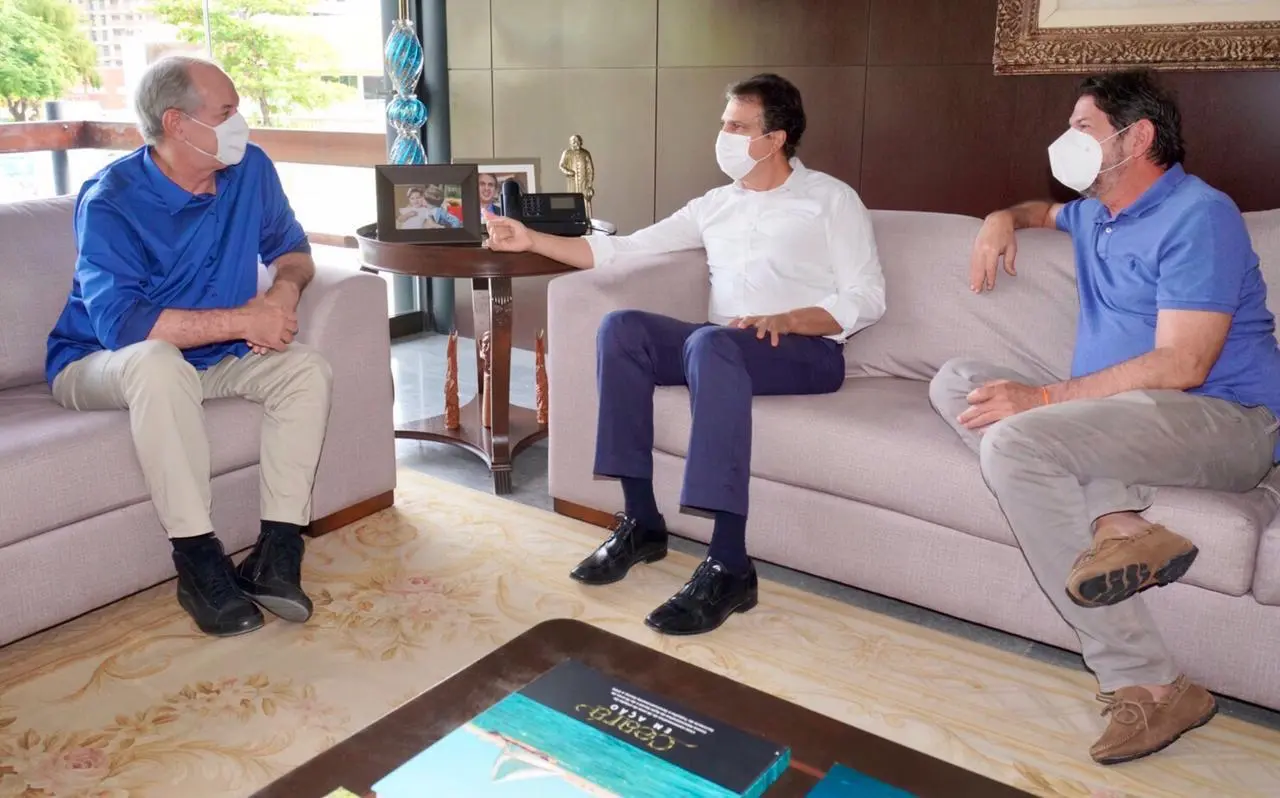 Imagem da notícia: Camilo se reúne com Cid e Ciro no Palácio da Abolição: 'conversamos sobre defesa da democracia'
