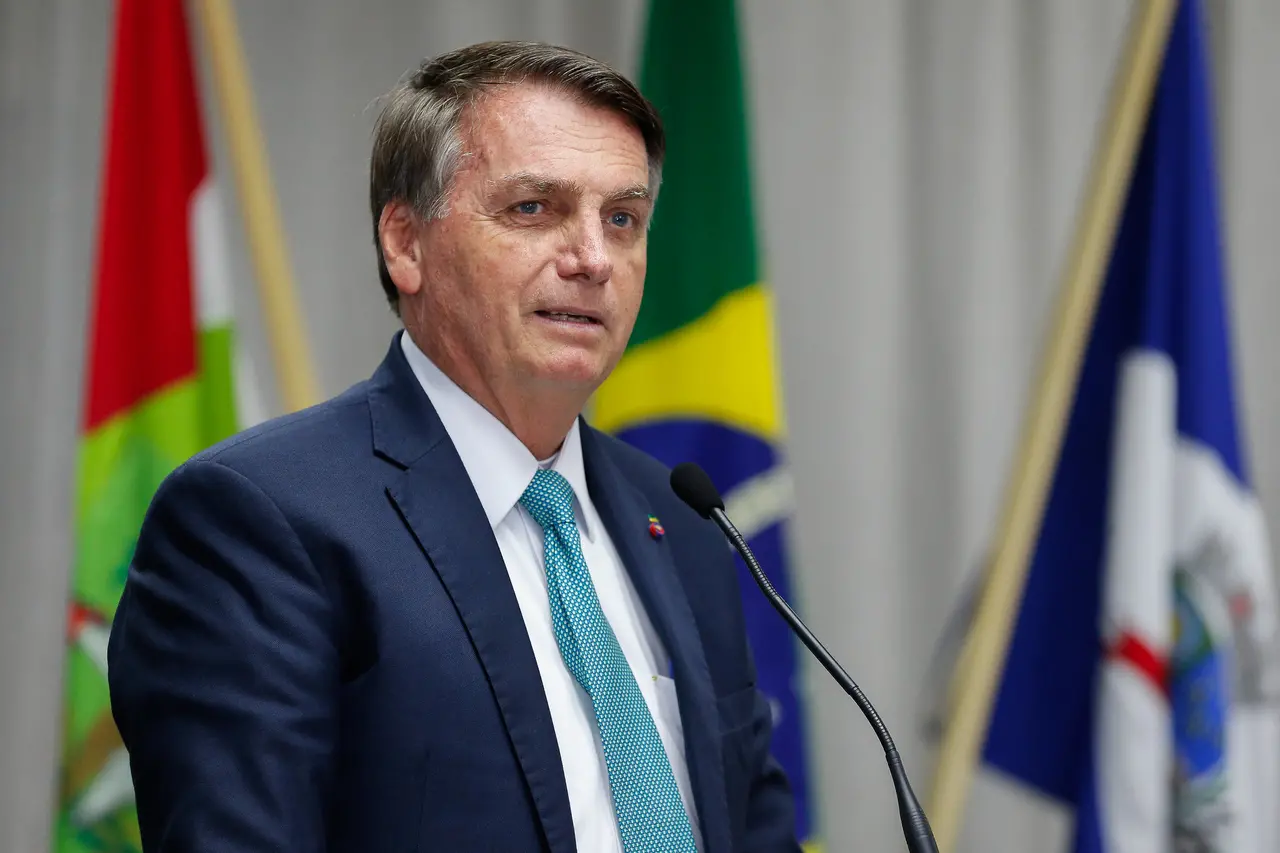 Imagem da notícia: Bolsonaro entrega MP do novo Bolsa Família e diz que aumento será de pelo menos 50% do valor atual 