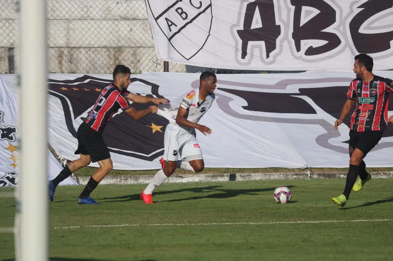 Imagem da notícia: Caucaia sofre goleada arrasadora contra ABC e se complica na Série D do Campeonato Brasileiro