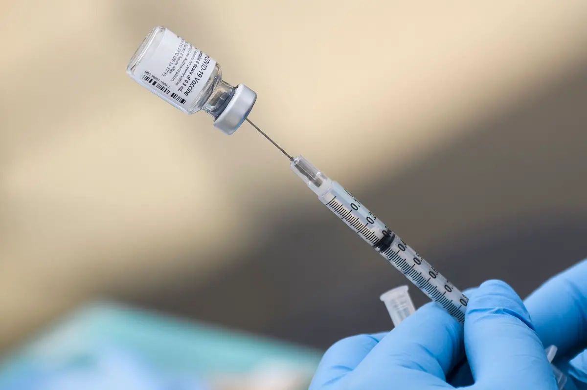 Imagem da notícia: Ceará negocia compra direta de vacinas da Pfizer, e retorno da empresa deve ocorrer em até 15 dias