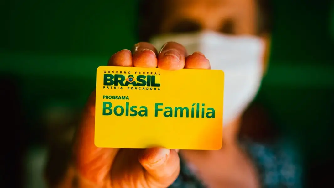 Imagem da notícia: Quem recebe Bolsa Família precisa se inscrever para o Auxílio Brasil? Entenda