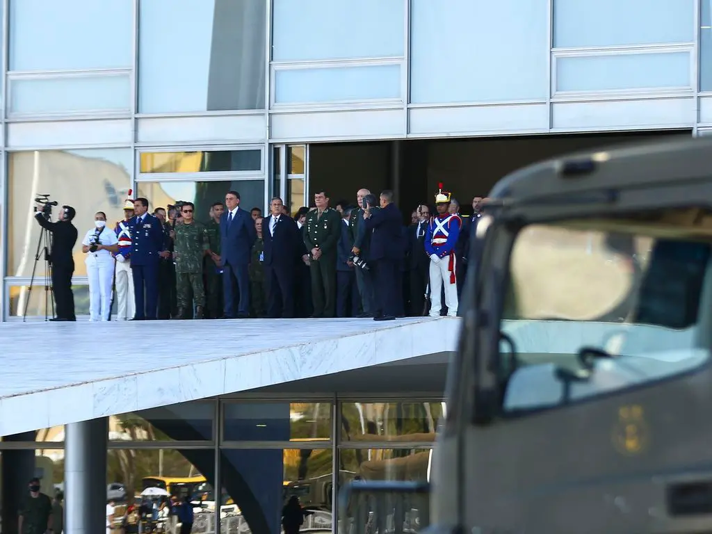 Imagem da notícia: Bolsonaro tentou intimidar o Congresso com um desfile de blindados, mas foi um fiasco