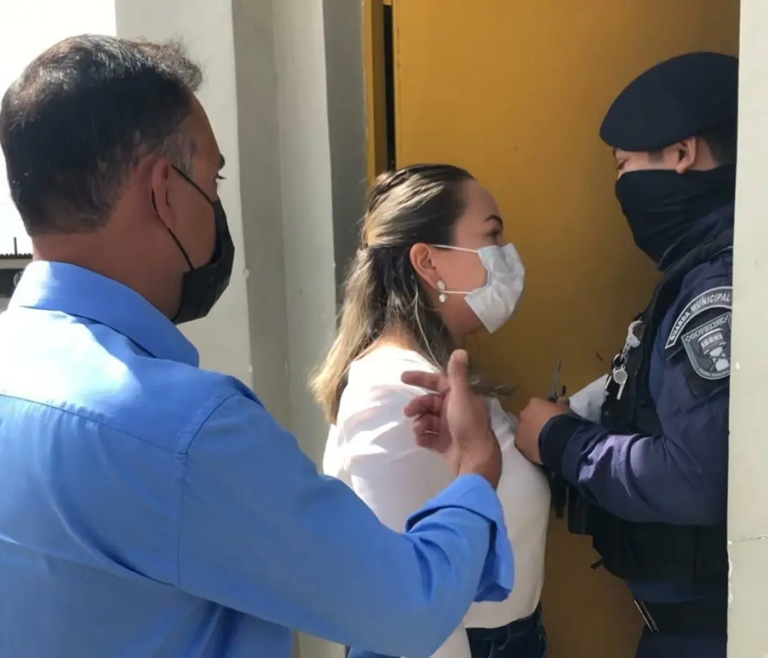Imagem da notícia: Vereadora bate-boca com guarda ao ser barrada em torre de segurança de Fortaleza