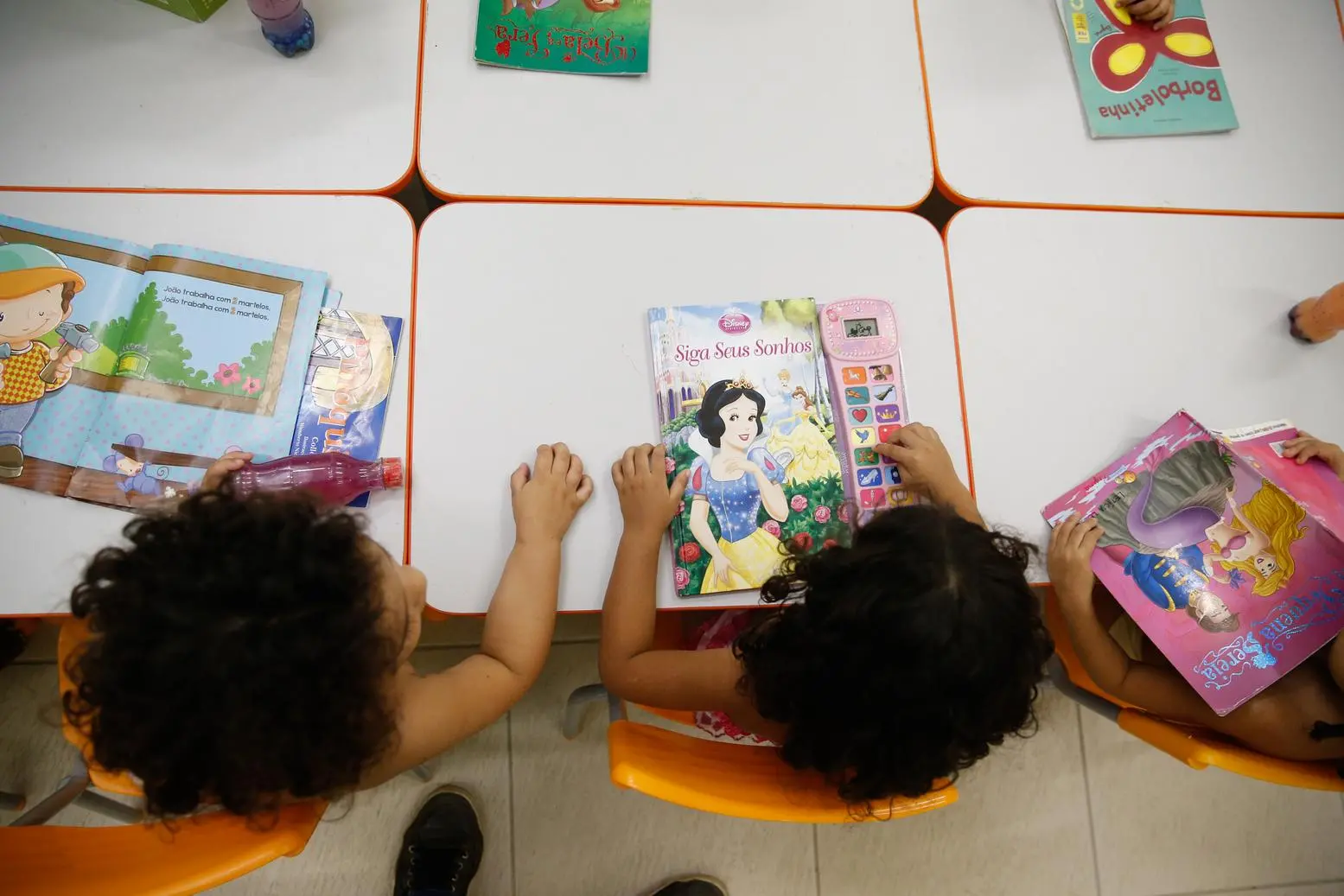 Imagem da notícia: 'Recusei emprego, não tinha com quem deixar meu filho': creches fechadas impactam educação e renda