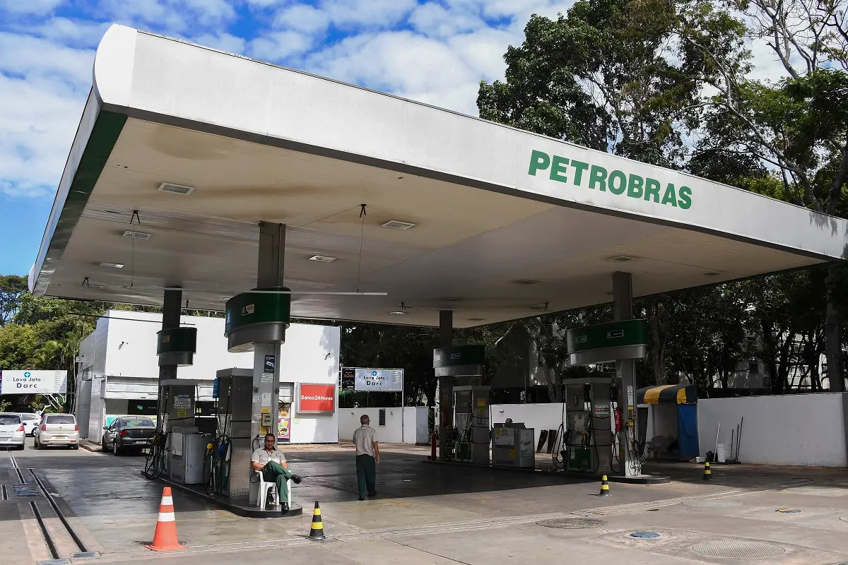 Imagem da notícia: Governo libera postos para vender combustíveis de outras marcas