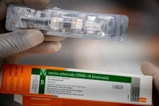 Imagem da notícia: Terceira dose de CoronaVac aumenta resposta imune, sugerem estudos na China