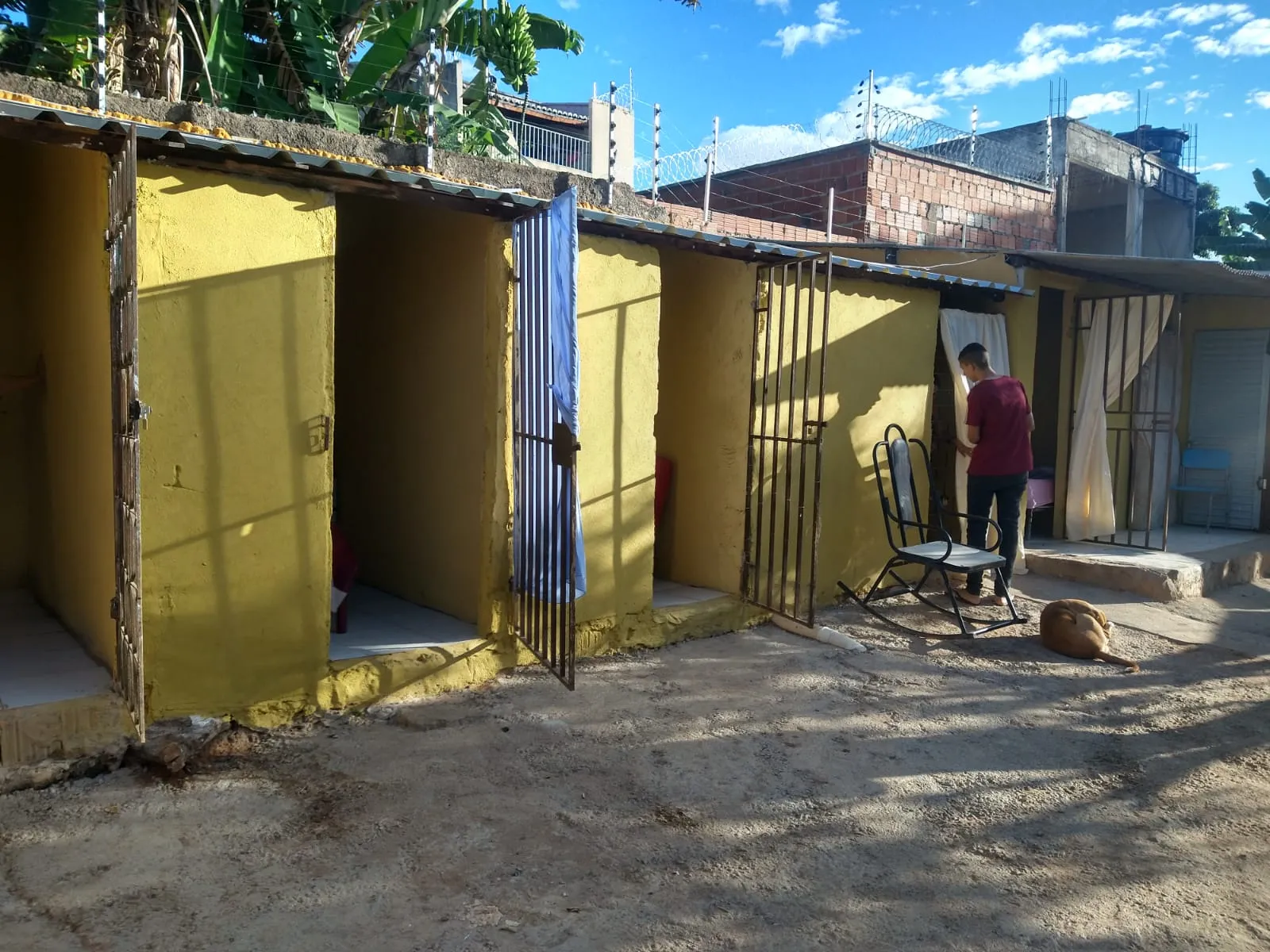 Na clínica, a Polícia Civil constatou que todas as mulheres estavam aprisionadas em celas sem condições sanitárias