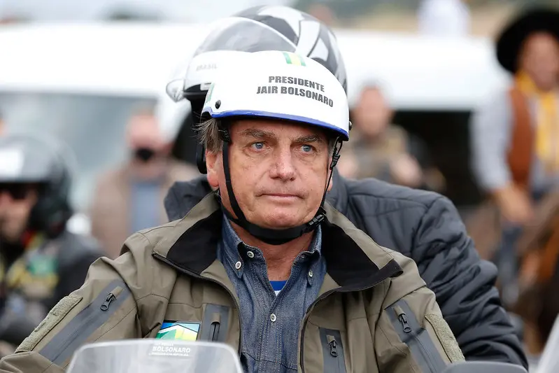 Imagem da notícia: Ao lado de parlamentares do Ceará, Bolsonaro diz que pode participar de motociata no Cariri