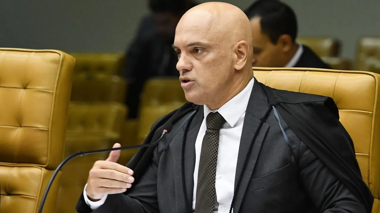 Alexandre de Moraes determinou investigação contra o presidente nesta quinta-feira (12)