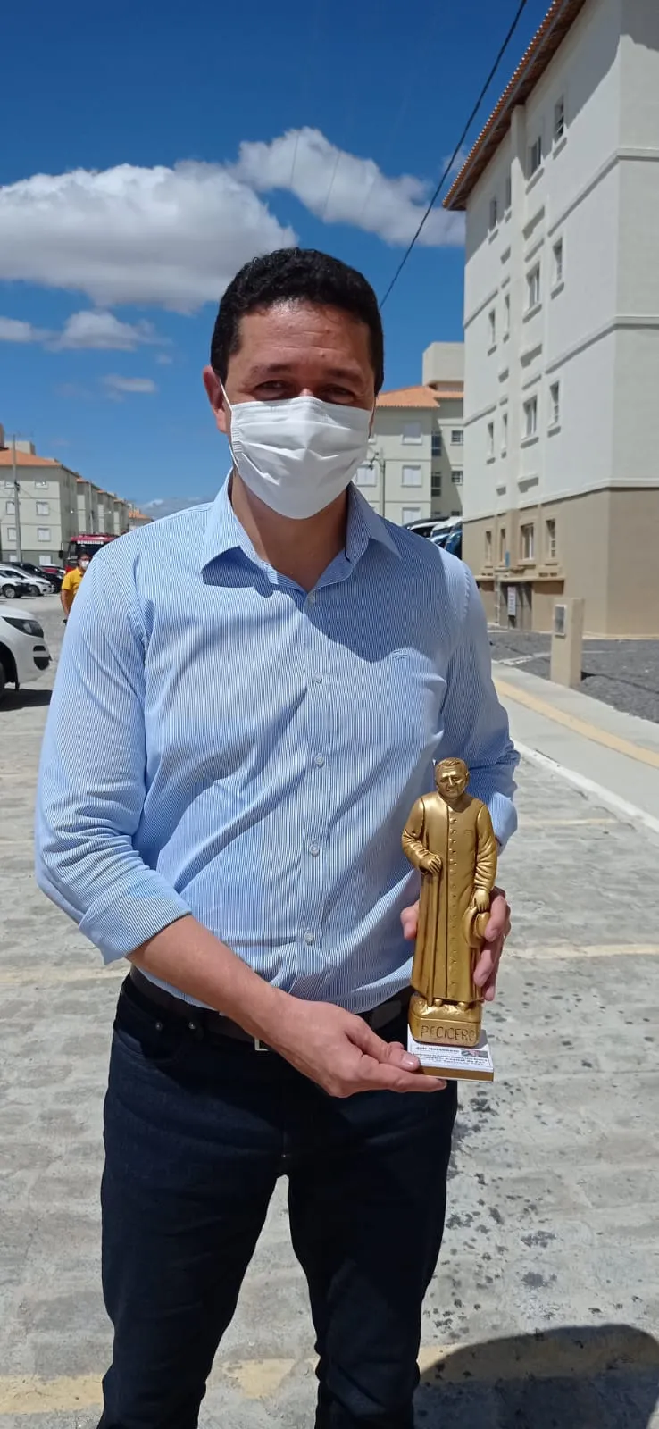 O gestor de Juazeiro do Norte levou uma estátua do Padre Cícero de presente ao presidente Jair Bolsonaro