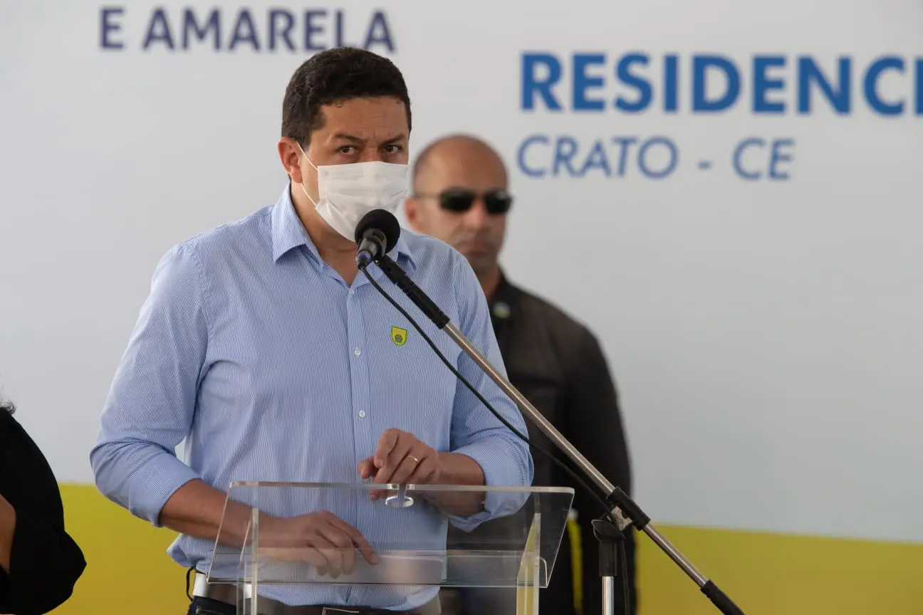 Imagem da notícia: Após aproximação com base de Camilo, Glêdson recepciona Bolsonaro e leva estátua de presente