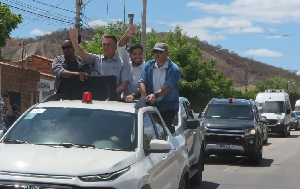 André Fernandes acompanha Bolsonaro em carreata no Cariri