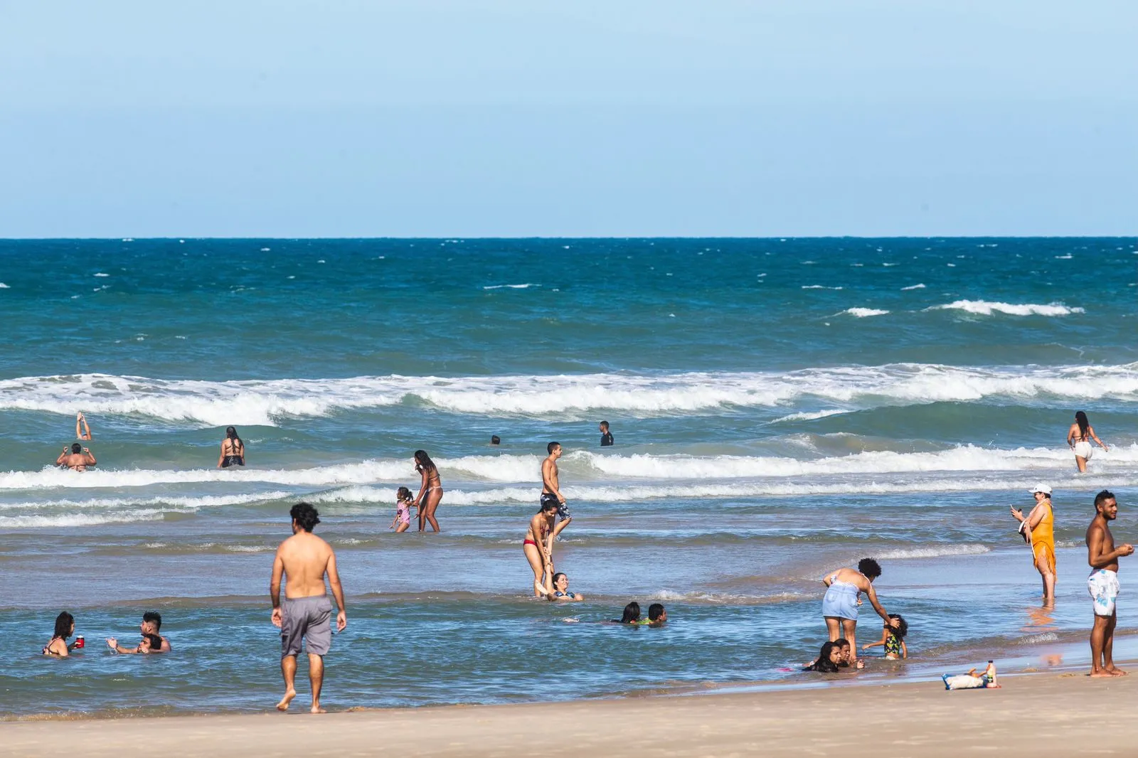 Em vários trechos, piscinas naturais se formam conforme o movimento das marés, deixando o ambiente perfeito para crianças