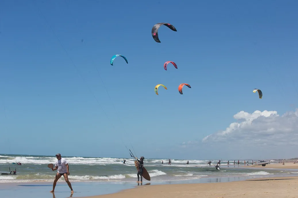 A longa faixa de areia e o mar de grandes ondas são atrativos para a prática de atividades físicas ou esportes ao ar livre