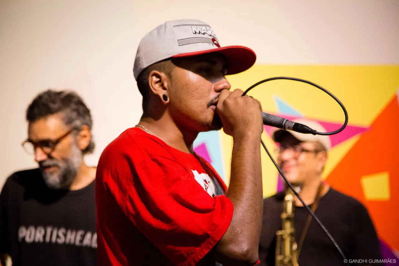Conhecido no meio artístico como MC Kaska (KSK), Valmir Rodrigues afirma já ter sido alvo de discriminação racial por diversas vezes na vida