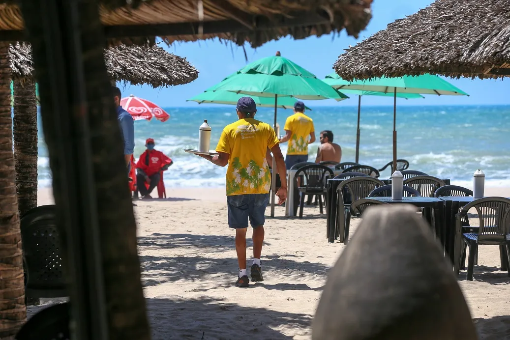 As barracas da Praia do Futuro oferecem serviços de cozinha, chuveiros, banheiros e estacionamentos