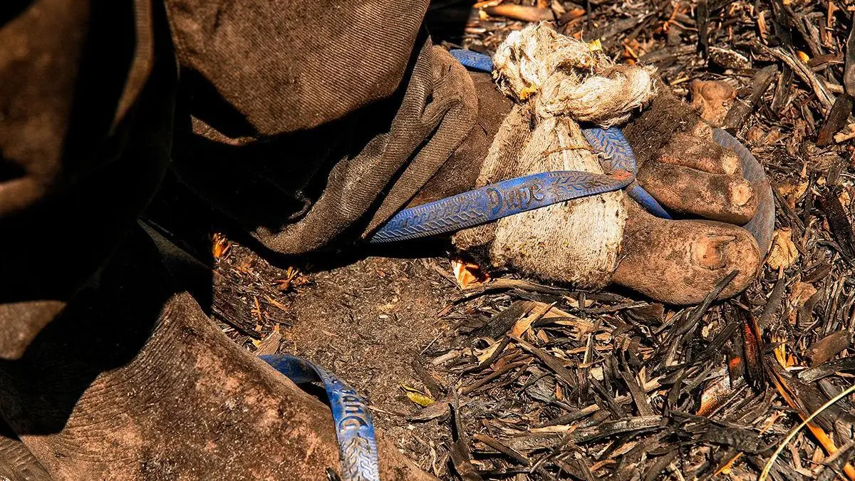 pé sujo de areia de trabalhador em situação análoga à escravidão