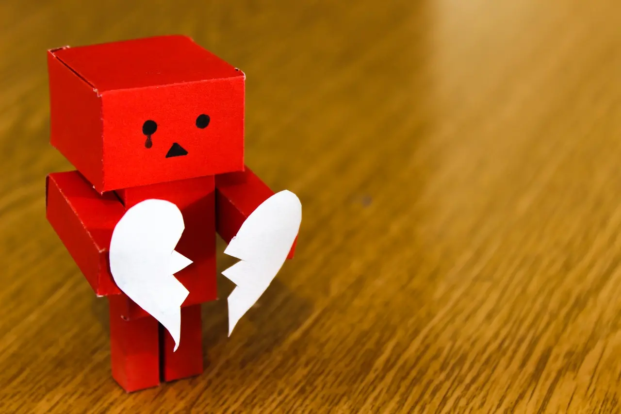 Boneco de papel com coração partido