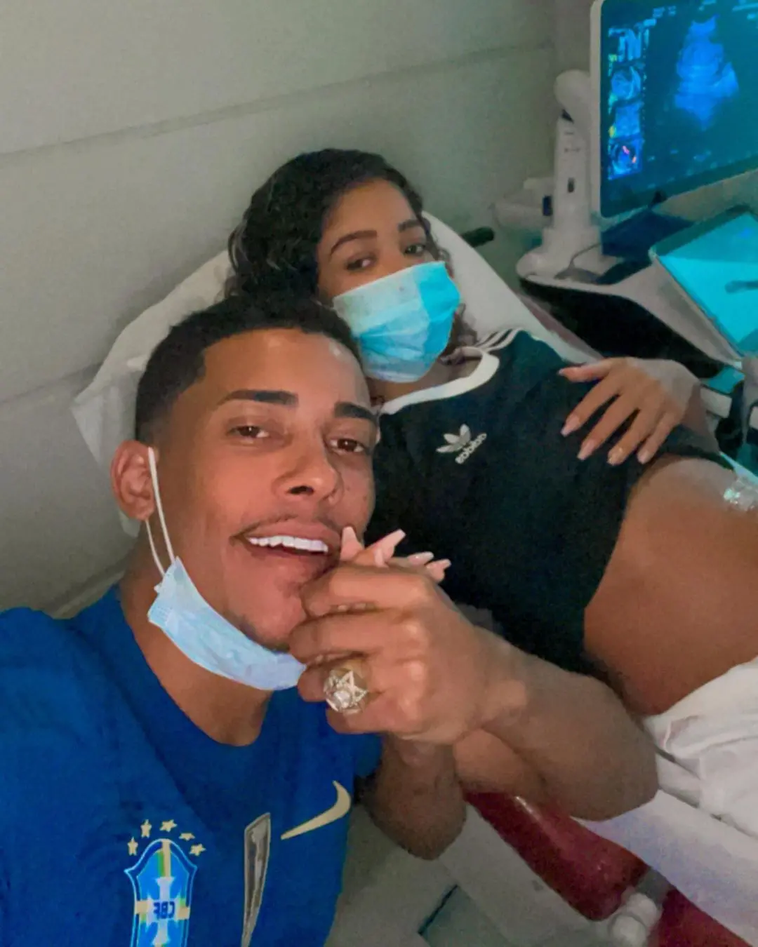 Imagem da notícia: MC Poze do Rodo rebate críticas pela 3ª gravidez de namorada e ameaça: 'vão escutar poucas e boas'