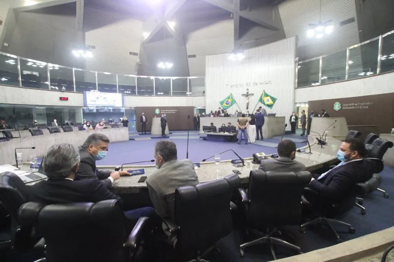 Assim como na semana passada, a sessão desta quinta teve embates entre parlamentares