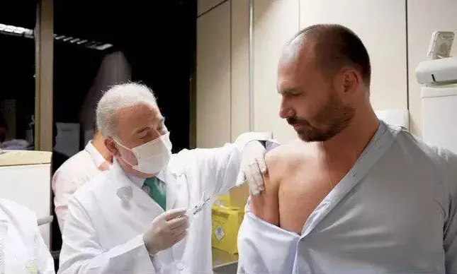 Imagem da notícia: Eduardo Bolsonaro é vacinado contra Covid por Queiroga