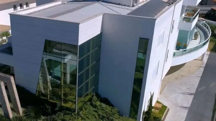 Imagem da notícia: Eduardo Costa acusa ex-jogador de futebol de calote de R$ 10 milhões em compra de mansão 