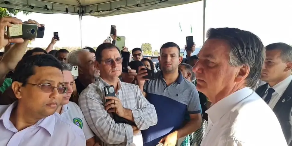 Imagem da notícia: Bolsonaro recomenda compra de fuzil e chama de 'idiota' quem defende comprar feijão