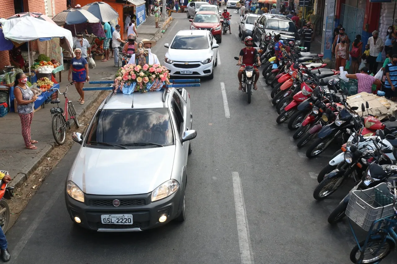 Como primeira atividade dos festejos da padroeira, o carro-andor com a imagem da santa circula pelas ruas da cidade, visitando as 11 paróquias de Juazeiro do Norte