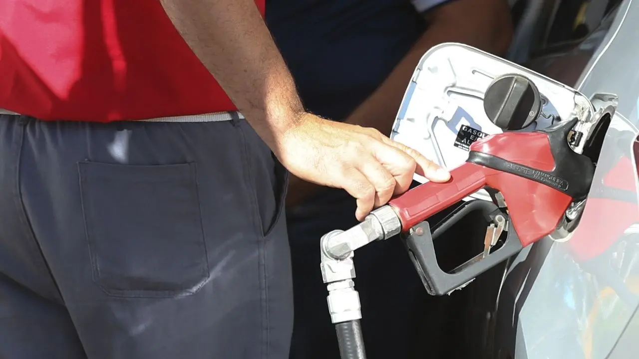 Imagem da notícia: Preço da gasolina sobe mais 5 centavos; veja onde está mais barato abastecer