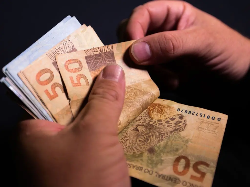 Imagem da notícia: Governo propõe aumento de R$ 69 de salário mínimo para 2022