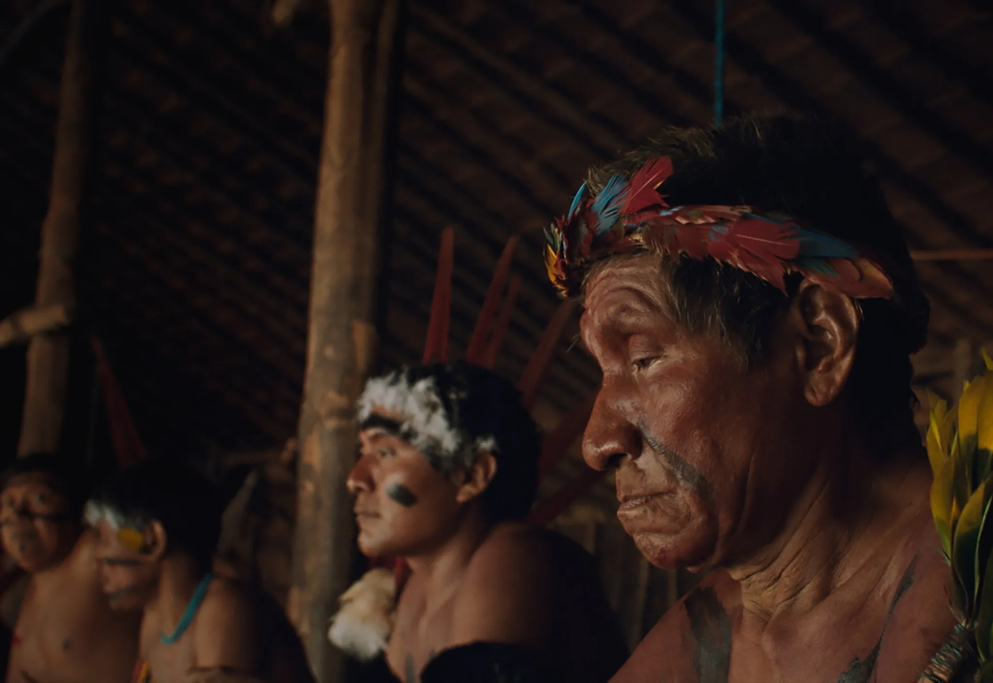 O filme mescla ficção e realidade a partir das histórias antigas e atuais dos Yanomami