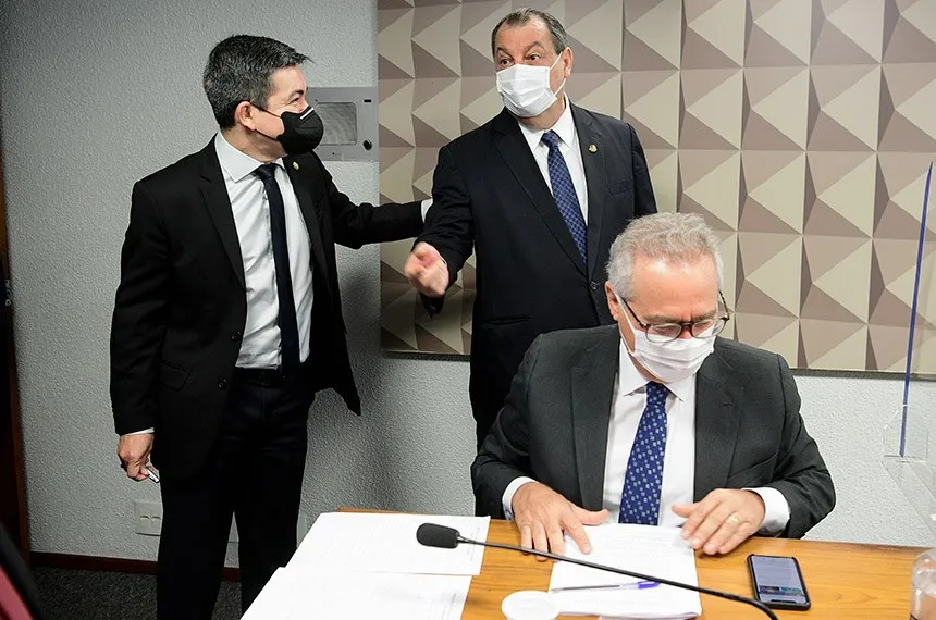 Randolfe, Omar Aziz e Renan em reunião da CPI