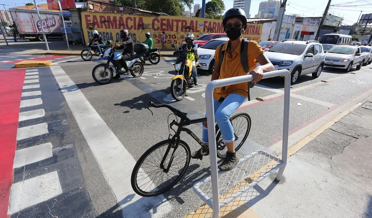 Imagem da notícia: Fortaleza instala 20 parapés de suporte para ciclistas em oito vias