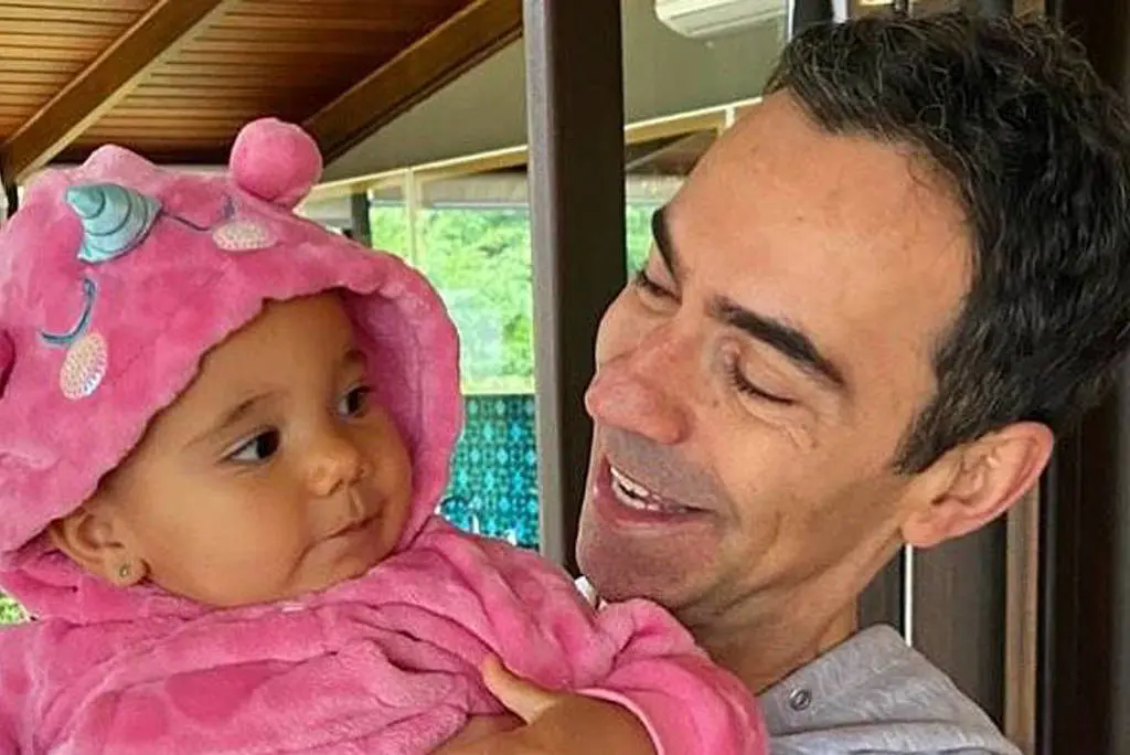 Imagem da notícia: Cesar Tralli publica foto com filha e impressiona internautas pela semelhança: 'xerox do pai'