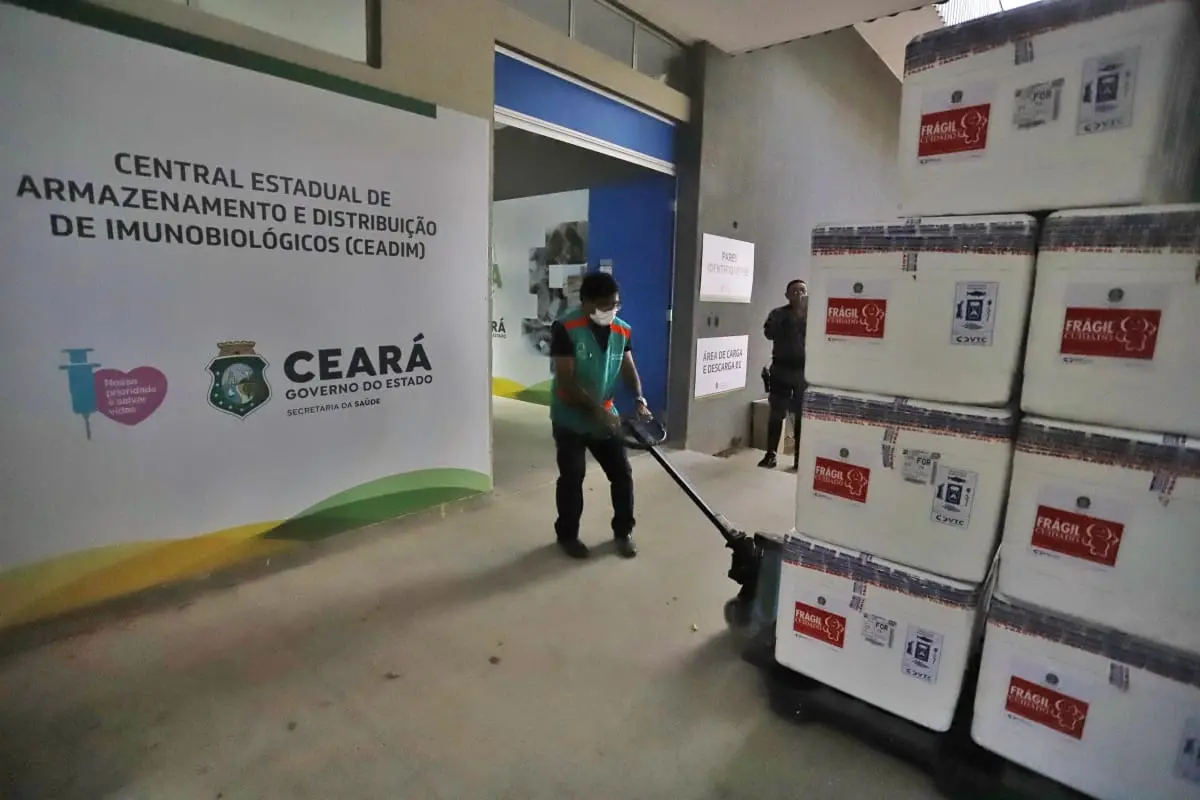 Imagem da notícia: Ceará recebe 93,6 mil doses da Pfizer nesta sexta-feira (3)