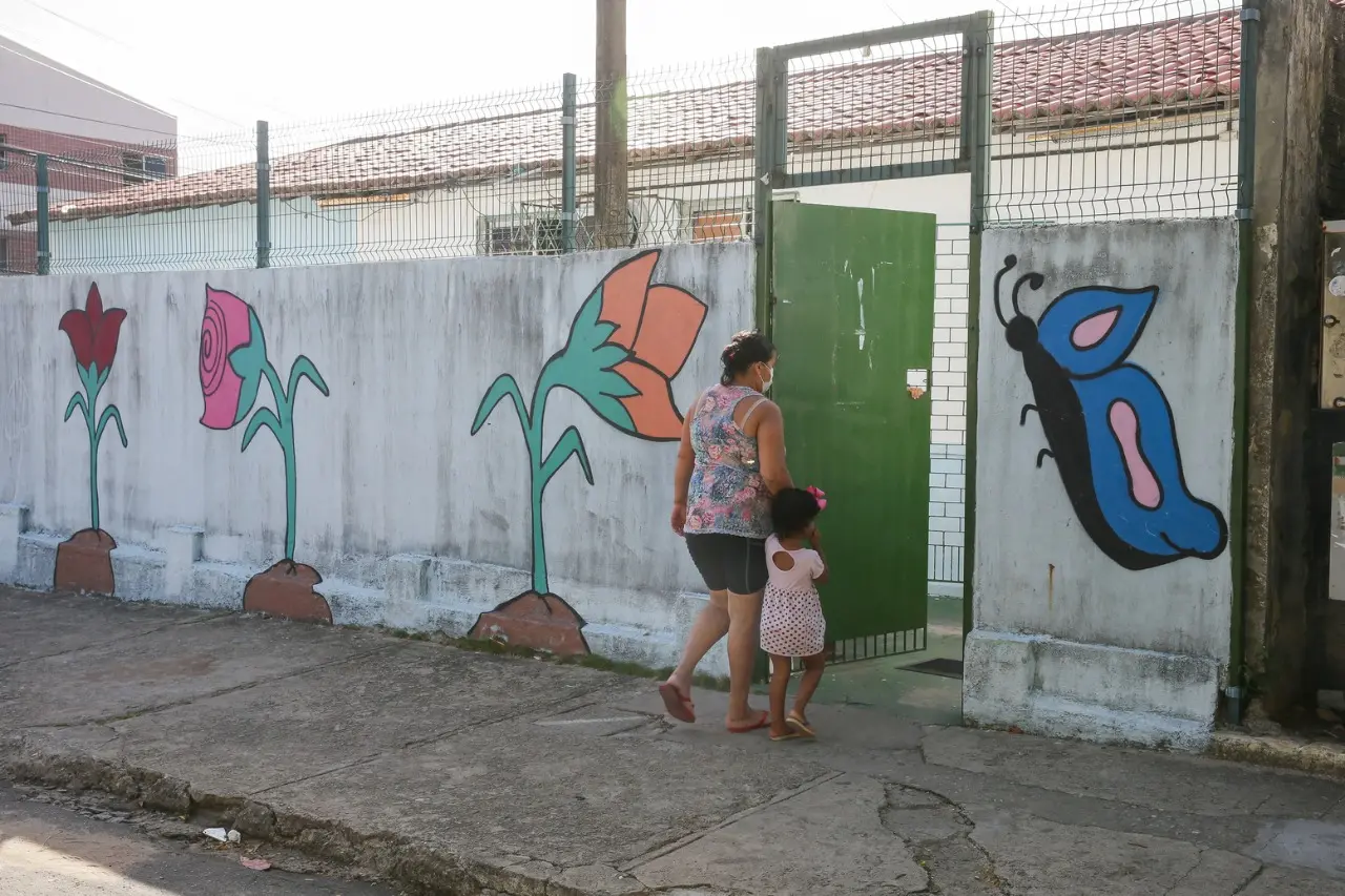 Imagem da notícia: Prioridade da volta presencial são crianças em risco de abandonar a escola, diz integrante da Unicef