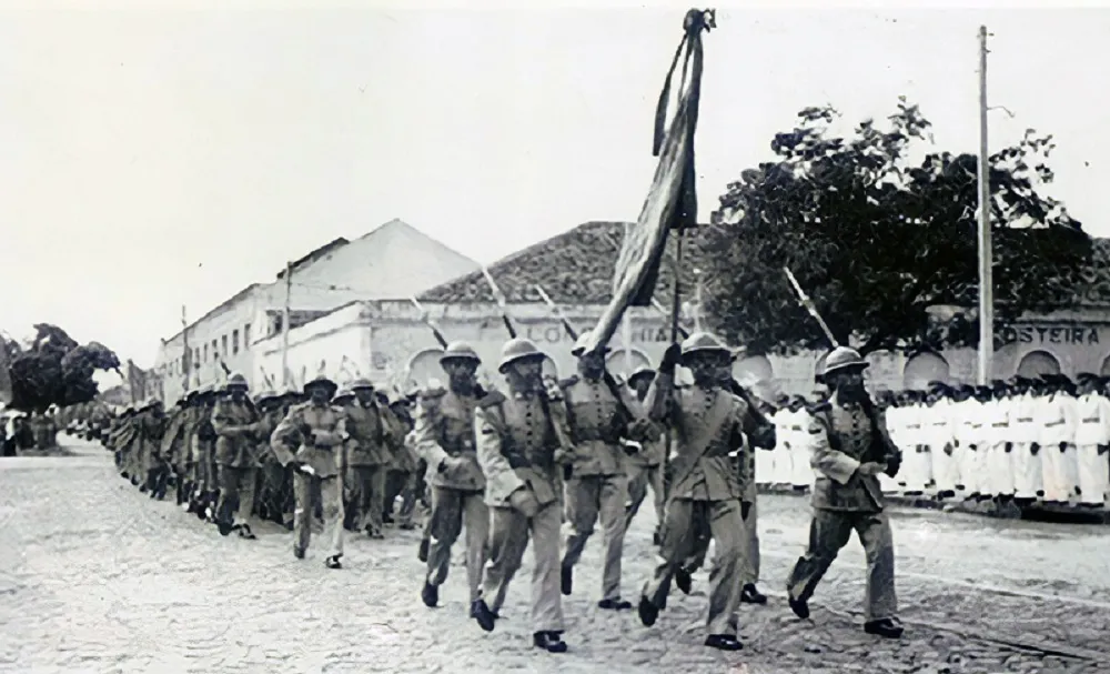 Tropa da PMCE em desfile pela Avenida Pessoa Anta, na Praia de Iracema, em 7 de setembro de 1950.