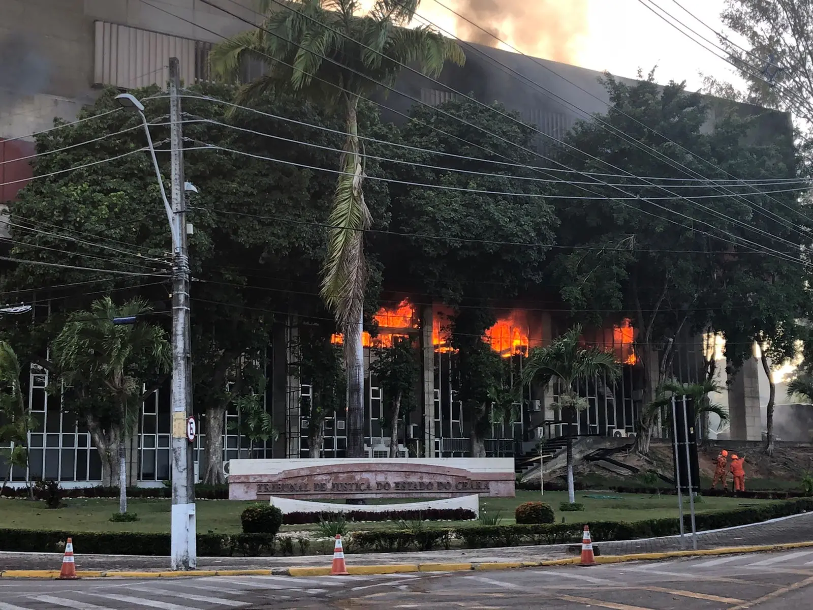 Imagem da notícia: Prédio do Tribunal de Justiça pega fogo em Fortaleza