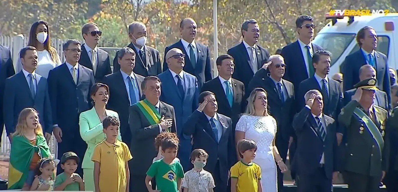 Imagem da notícia: Bolsonaro discursa no 7 de setembro: 'não admito que outras pessoas joguem fora das quatro linhas'