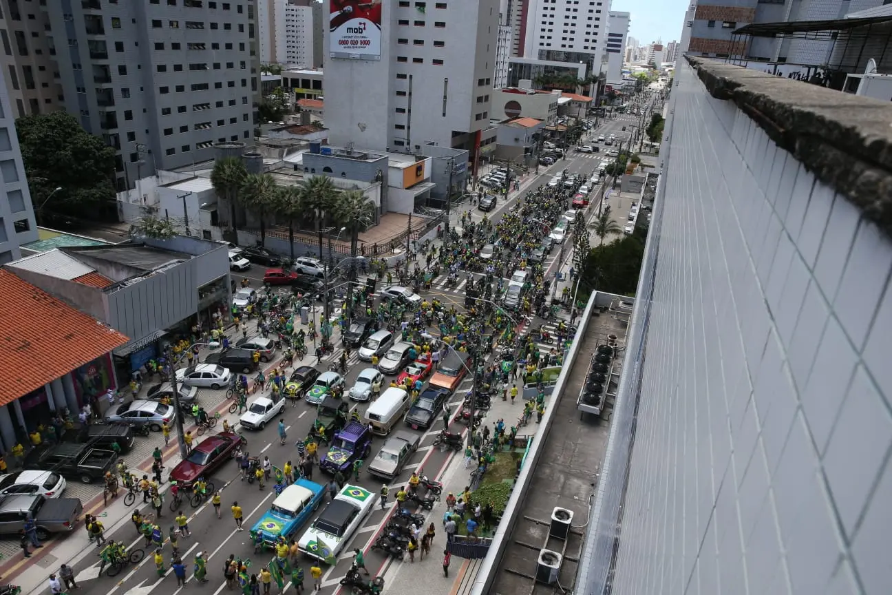 Imagem da notícia: Apoiadores fazem atos nas ruas de Fortaleza em apoio a Jair Bolsonaro