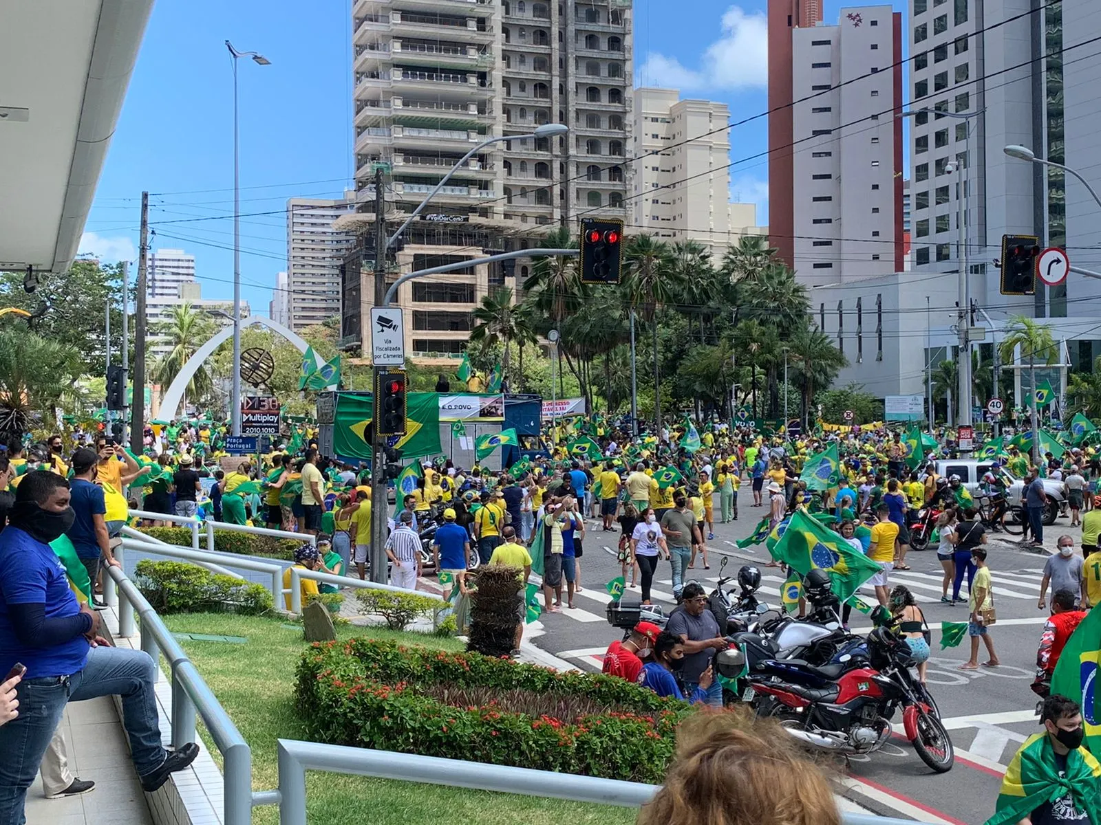 Apoiadores saíram pelas ruas de Fortaleza