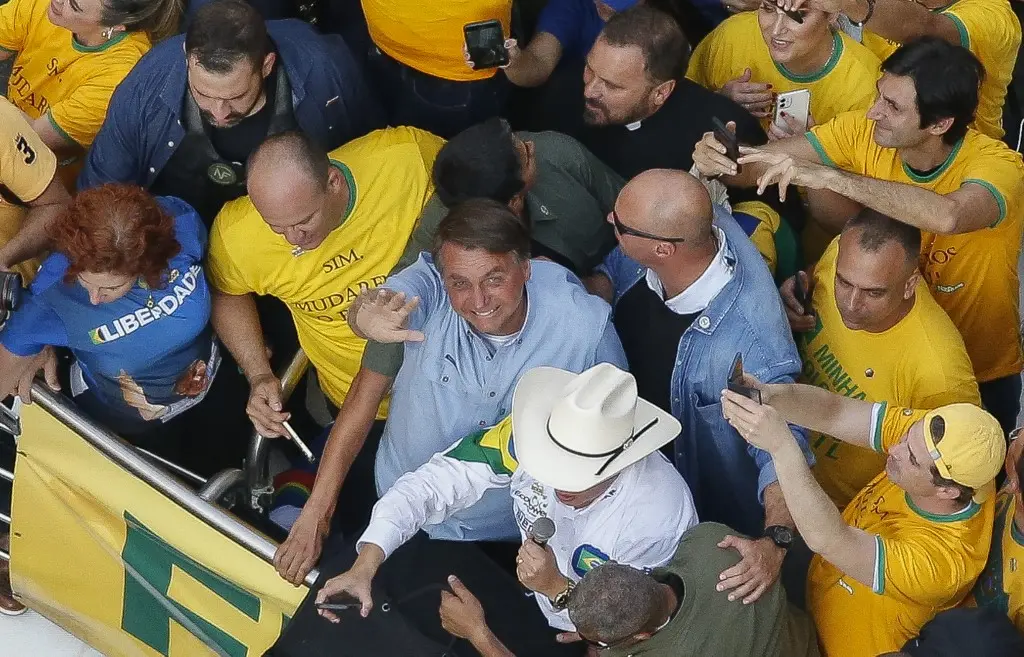 Imagem da notícia: Bolsonaro chama ministro Alexandre de Moraes de 'canalha' e diz que 'nunca' será preso