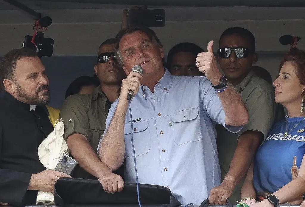 Imagem da notícia: Governo de SP multa Bolsonaro e outras 12 autoridades por não usarem máscaras no ato da Paulista