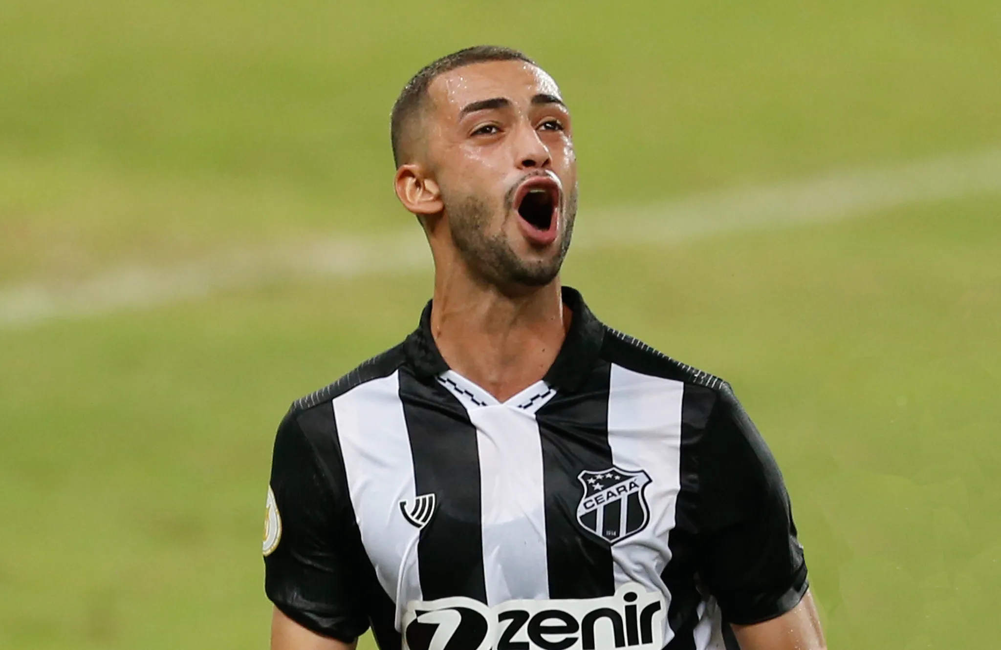 Gabriel Lacerda com a camisa do Ceará