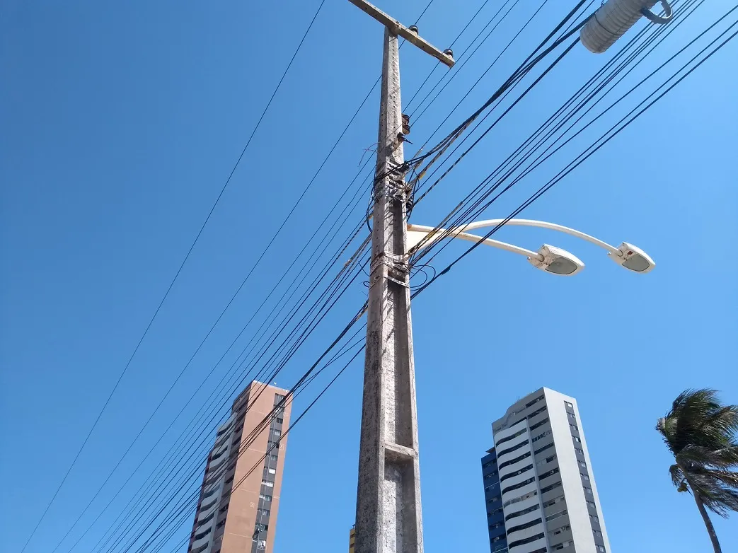 Eletricidade conduzida pela fiação de postes pode vir de qualquer usina do Brasil.